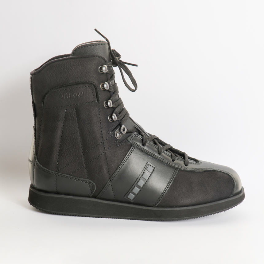 Ortho Donna unterst&#252;tzt Therapie und Rehabilitation bei akuten und chronischen Verletzungen am Sprunggelenk. Schwarzer Stabilschuh f&#252;r schmale F&#252;sse