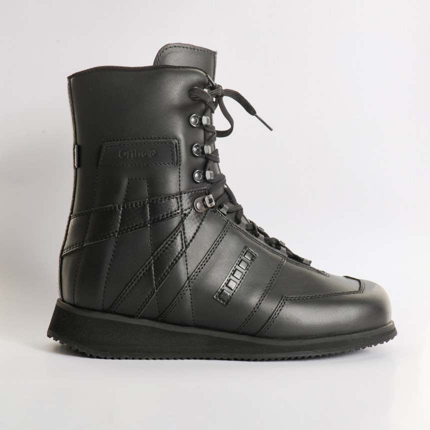 Ortho Standard Max unterst&#252;tzt Therapie bei akuten und chronischen Verletzungen am Sprunggelenk. Breiter, schwarzer Stabilschuh mit seitlichen Stabilisatoren 