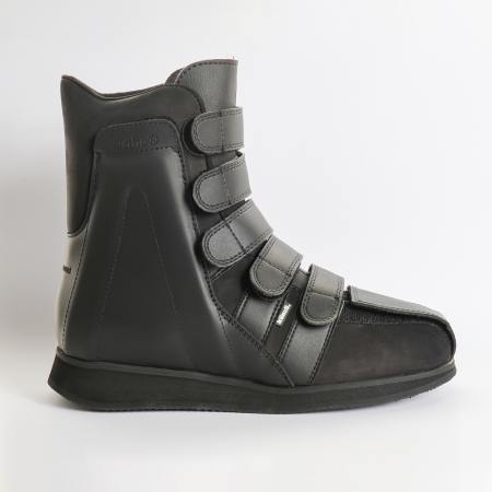 Ortho Open unterstützt Therapie bei akuten und chronischen Verletzungen am Sprunggelenk. Stabilschuh mit Klettverschlüssen und vollständiger Öffnung möglich 