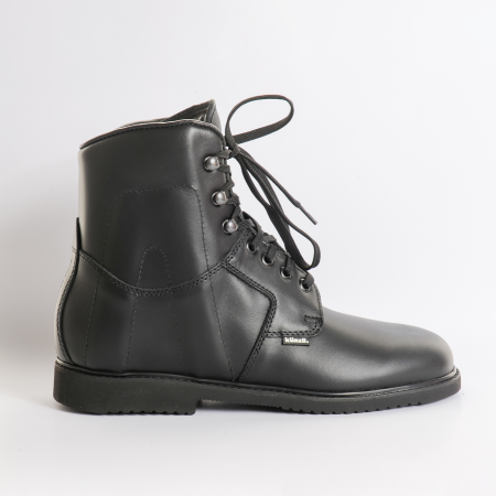 Ortho Classic unterstützt Therapie bei akuten und chronischen Verletzungen am Sprunggelenk. Stabilschuh im klassischen, unauffälligen Schnitt