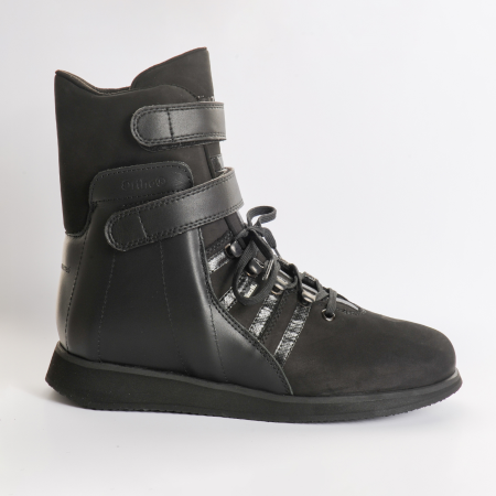 Ortho Rehab 3 unterstützt Therapie und Rehabilitation bei akuten und chronischen Verletzungen am Sprunggelenk. Stabilschuh, seitlich zusätzlich verstärkt mit Klettverschluss