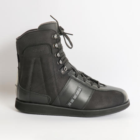 Ortho Donna unterstützt Therapie und Rehabilitation bei akuten und chronischen Verletzungen am Sprunggelenk. Schwarzer Stabilschuh für schmale Füsse