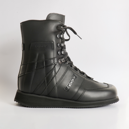 Ortho Standard Max unterstützt Therapie bei akuten und chronischen Verletzungen am Sprunggelenk. Breiter, schwarzer Stabilschuh mit seitlichen Stabilisatoren 