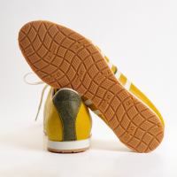 Sneaker Citrin im sommerlichen Gelb. Der sportlich - elegante Schuh mit weissen K&#252;nzli-Streifen f&#252;r l&#228;ssige Freizeitlooks aus Leder. Edelsneaker