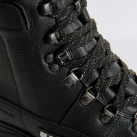 Safe3O Max unterst&#252;tzt bei akuten und chronischen Verletzungen am Sprunggelenk. S3 zertifizierter Arbeits-Stabilschuh mit Stahlkappe und durchtrittsicherer Sohle in Breit