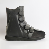 Ortho Open unterst&#252;tzt Therapie bei akuten und chronischen Verletzungen am Sprunggelenk. Stabilschuh mit Klettverschl&#252;ssen und vollst&#228;ndiger &#214;ffnung m&#246;glich 