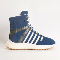 Ortho Top unterst&#252;tzt Therapie und Rehabilitation bei akuten und chronischen Verletzungen am Sprunggelenk. Blauer Sport- Stabilschuh mit Streifen zum Schwingen