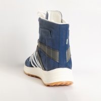 Ortho Top unterst&#252;tzt Therapie und Rehabilitation bei akuten und chronischen Verletzungen am Sprunggelenk. Blauer Sport- Stabilschuh mit Streifen zum Schwingen