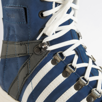 Ortho Top unterst&#252;tzt Therapie und Rehabilitation bei akuten und chronischen Verletzungen am Sprunggelenk. Blauer Sport- Stabilschuh mit Streifen zum Schwingen