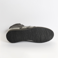 Ortho Donna unterst&#252;tzt Therapie und Rehabilitation bei akuten und chronischen Verletzungen am Sprunggelenk. Schwarzer Stabilschuh f&#252;r schmale F&#252;sse