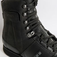 Ortho Donna unterst&#252;tzt Therapie und Rehabilitation bei akuten und chronischen Verletzungen am Sprunggelenk. Schwarzer Stabilschuh f&#252;r schmale F&#252;sse