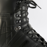 Ortho Standard Max unterst&#252;tzt Therapie bei akuten und chronischen Verletzungen am Sprunggelenk. Breiter, schwarzer Stabilschuh mit seitlichen Stabilisatoren 