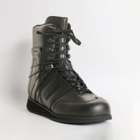 Ortho Standard Max unterst&#252;tzt Therapie bei akuten und chronischen Verletzungen am Sprunggelenk. Breiter, schwarzer Stabilschuh mit seitlichen Stabilisatoren 