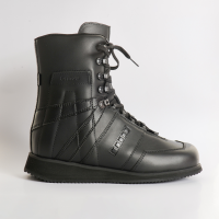 Ortho Standard Max unterst&#252;tzt Therapie bei akuten und chronischen Verletzungen am Sprunggelenk. Breiter, schwarzer Stabilschuh mit seitlichen Stabilisatoren 