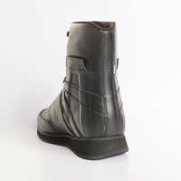 Ortho Standard unterst&#252;tzt Therapie und Rehabilitation bei akuten und chronischen Verletzungen am Sprunggelenk. Schwarzer Stabilschuh mit seitlichen Stabilisatoren 