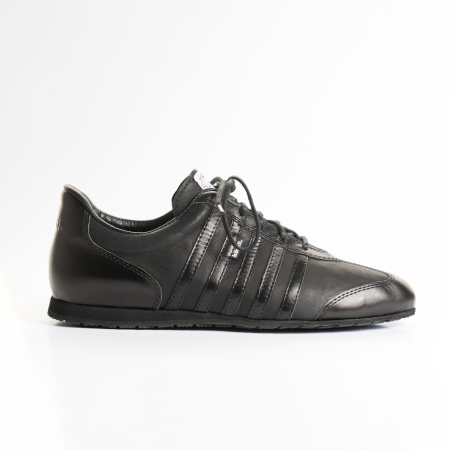 Sneaker Paracelsus ist elegant und minimalistisch. Der schwarze Edelsneaker aus Leder mit Künzli-Streifen