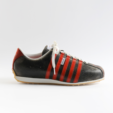 Sneaker Fortitudo ist ein vielseitiger Stylingpartner. Der graue Schuh aus Leder mit roten Künzli-Streifen für lässige Freizeitlooks. Edelseaker