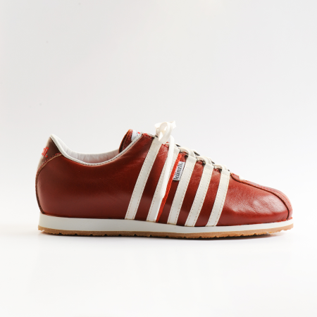 Sneaker Karma als klassischer Künzli in Schweizerfarben. Knallig roter Schuh aus Leder mit weissen Künzli-Streifen. Edelsneaker