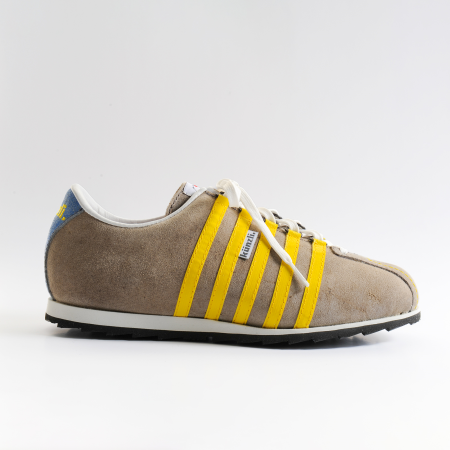 Sneaker Makarios als stilsicherer Partner. Der lässige, graue Schuh aus Leder mit gelben Künzli-Streifen. Edelsneaker 
