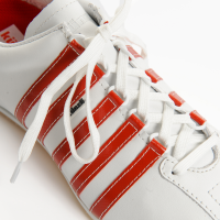 Sneaker Helvetia Klassik repr&#228;sentiert die rot-weisse Heimatliebe. Der limitierte Edelsneaker im klassischen Schnitt und K&#252;nzli-Streifen