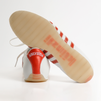 Sneaker Helvetia Klassik repr&#228;sentiert die rot-weisse Heimatliebe. Der limitierte Edelsneaker im klassischen Schnitt und K&#252;nzli-Streifen