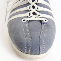 Sneaker Adalmund ist inspiriert vom klassischen Tennisschuh aus Leder. In blau mit weissen f&#252;nf K&#252;nzli-Streifen. Edelsneaker