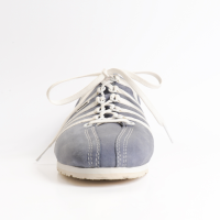 Sneaker Adalmund ist inspiriert vom klassischen Tennisschuh aus Leder. In blau mit weissen f&#252;nf K&#252;nzli-Streifen. Edelsneaker