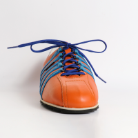 Sneaker Courage ist ein ausdrucksvoller Eyecatcher. Der orange Schuh aus Leder mit blauen K&#252;nzli-Streifen und coolem Charakter. Edelsneaker