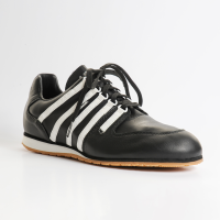 Sneaker Carbon Klassik als sportlicher Klassiker in Schwarzweiss. Der perfekte Schuh aus Leder mit K&#252;nzli-Streifen f&#252;r l&#228;ssige Freizeitlooks. Edelsneaker