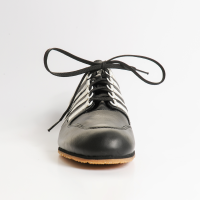 Sneaker Carbon Klassik als sportlicher Klassiker in Schwarzweiss. Der perfekte Schuh aus Leder mit K&#252;nzli-Streifen f&#252;r l&#228;ssige Freizeitlooks. Edelsneaker