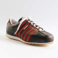 Sneaker Fortitudo ist ein vielseitiger Stylingpartner. Der graue Schuh aus Leder mit roten K&#252;nzli-Streifen f&#252;r l&#228;ssige Freizeitlooks. Edelseaker