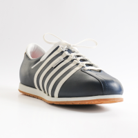 Sneaker Fides ist ein stilvoller Begleiter und vielseitig kombinierbar. Der blaue, sportlich-elegante Schuh aus Leder mit weissen K&#252;nzli-Streifen. Edelsneaker