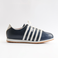 Sneaker Fides ist ein stilvoller Begleiter und vielseitig kombinierbar. Der blaue, sportlich-elegante Schuh aus Leder mit weissen K&#252;nzli-Streifen. Edelsneaker