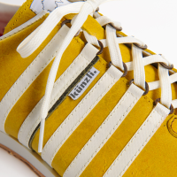 Sneaker Citrin im sommerlichen Gelb. Der sportlich - elegante Schuh mit weissen K&#252;nzli-Streifen f&#252;r l&#228;ssige Freizeitlooks aus Leder. Edelsneaker